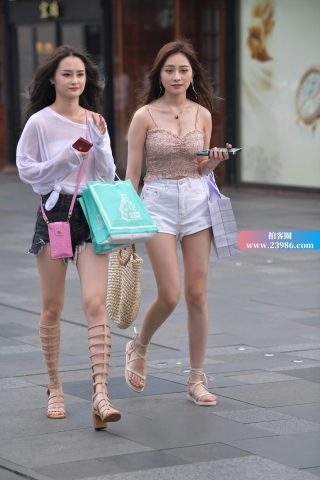 街拍气质的姐妹花