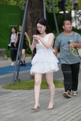 街拍白裙白皙眼镜妹