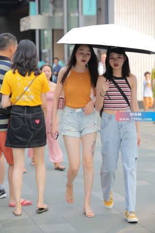 街拍橙色衣服短热裤小姐姐