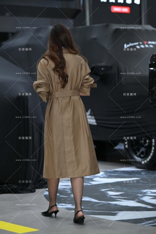 长风衣黑丝美眉