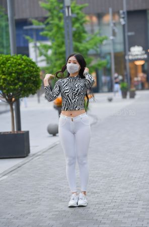 活泼可爱的白裤小姐姐