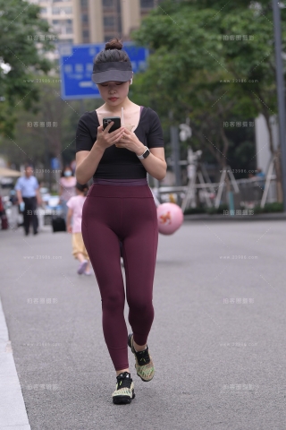 迷人的酒红色紧身裤~