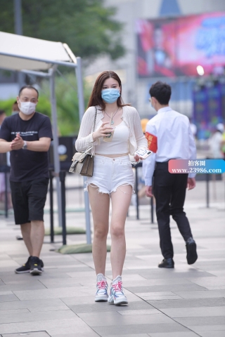 街拍白短热牛气质美女