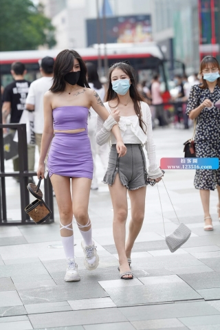 紫色抹胸装、短裙女人