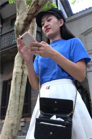 4K 蓝色T恤白色小短裙街拍美女（视频版）