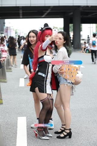 [辉辉赛贴]长筒黑丝美腿小妹妹