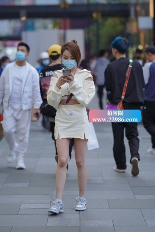 街拍魅力短裙小姐姐