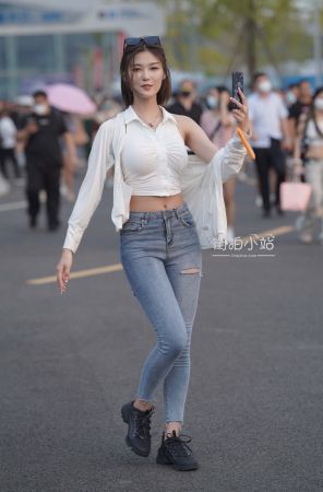 搭讪甜美的牛仔小姐姐