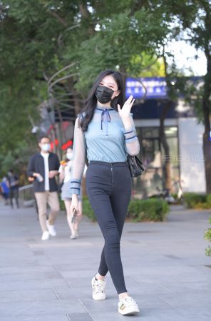 搭讪可爱甜美的黑色紧牛女孩