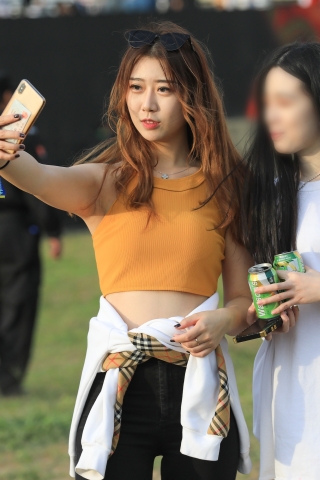 【凯恩赛贴】大眼紧牛美眉 不需任何点缀 尽显女人味