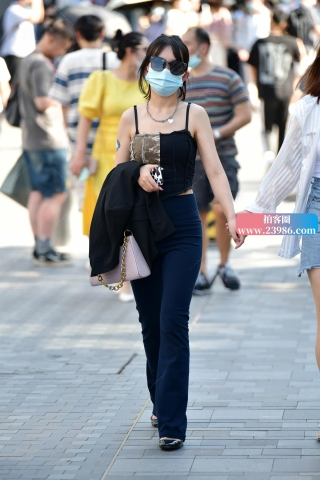 ★白皙蓝裤美女★