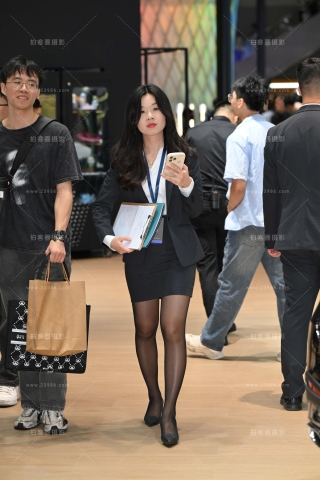 耐心的介绍车子