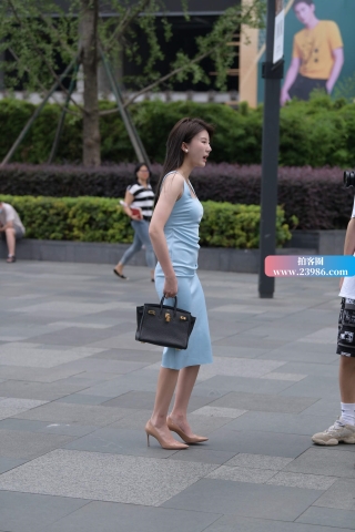 街拍性感身材长裙高跟女子