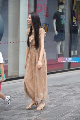 苗条身材长裙长发美姐