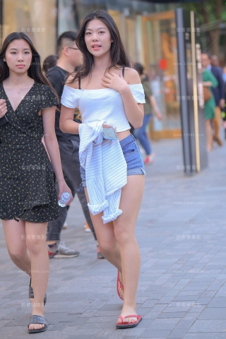 丰腴热裤美女