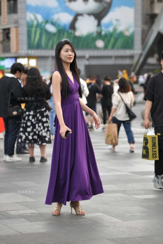 搭讪街拍超美的紫色长裙女神