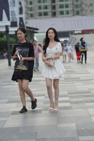 街拍白裙凉高