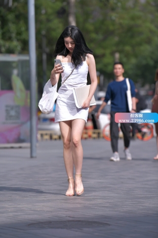 街拍气质白裙妹子