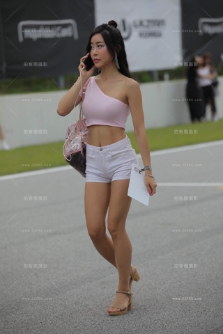 街拍白色短裤美眉