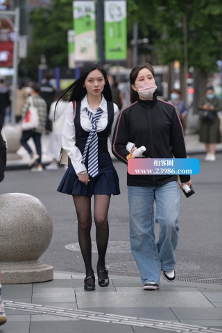 街拍黑丝小姐姐