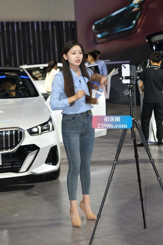 在直播的紧身铅笔牛仔裤美女