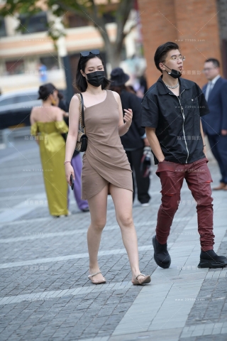 街拍平底鞋美腿美眉