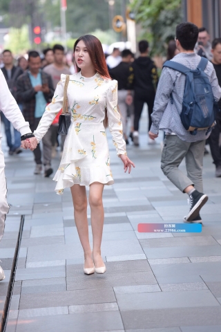 街拍连衣裙高跟鞋性感美女