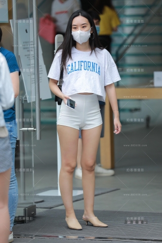 【玻璃赛帖】白色热裤美眉