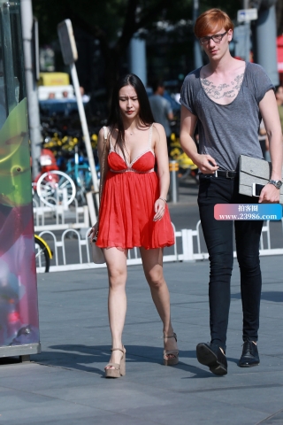 性感低胸吊带裙红裙美女