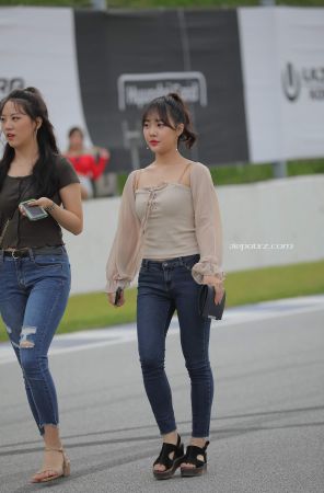 街拍紧身牛仔姐妹