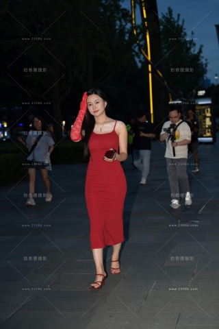 红色吊带裙性感美女