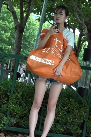 4K - 街拍美腿热裤showgirl美颜少女 [692 MB]（视频版）