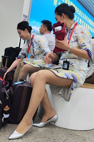 4K视频罕见海航客舱经理灰丝换鞋过程袜根绝美（视频版）