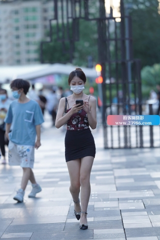 街拍气质的短裙小姐姐！
