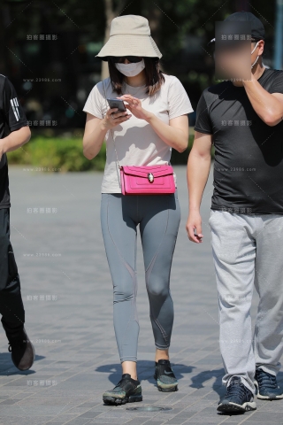 【玻璃街拍】性感瑜伽裤小姐姐