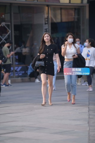 街拍黑色短裙高跟美女
