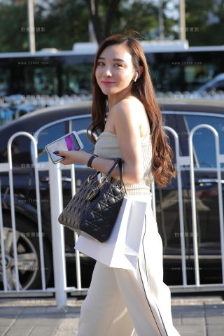 很薄的白裤美女