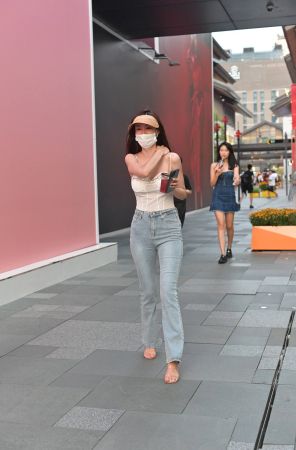 高挑的大长腿牛仔美女