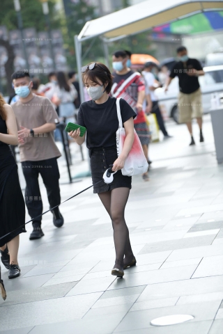 街拍养狗狗的黑丝短发少f