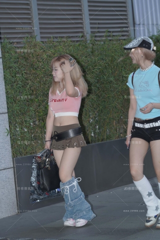 妹纸这装扮真个性~