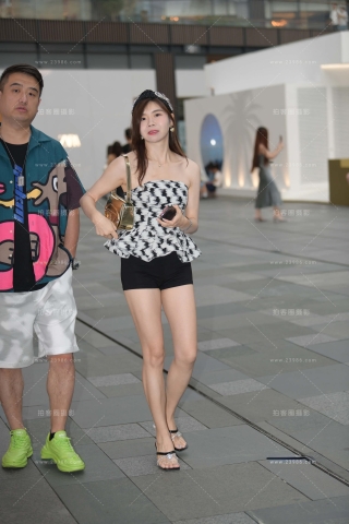 偶遇黑色热裤小姐姐