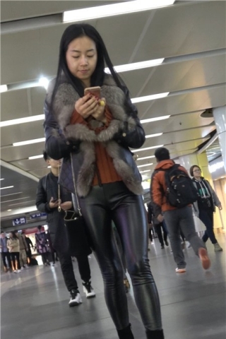 4K - 黑色紧身皮裤街拍苗条身材美臀美女 [1.32 GB]（视频版）