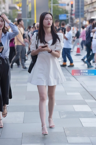街拍白色连衣裙凉高美妞