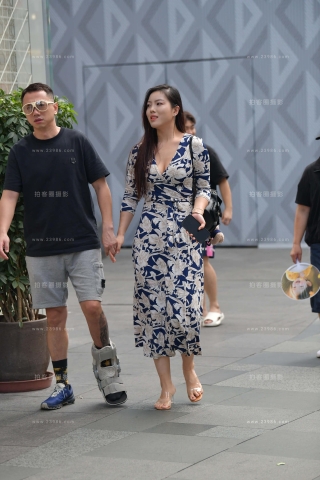 街拍魅力无限御姐型长腿美女