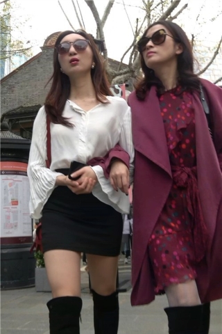 街拍两位很酷的魔镜美女（视频版）