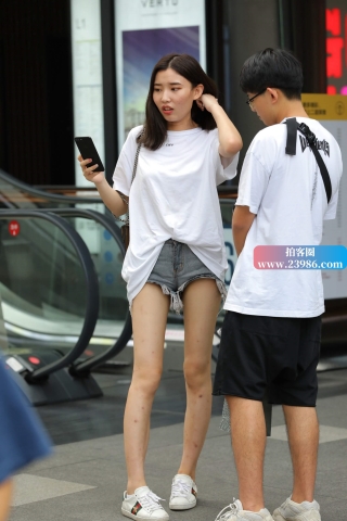 街拍短热裤青春姑娘