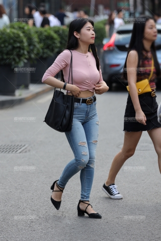 【小默赛帖】第1415篇★紧身蓝牛美女★