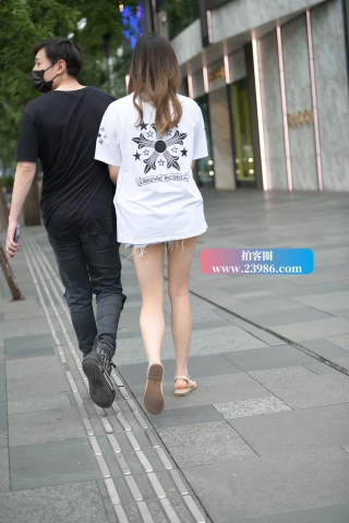 街拍超短热裤大白腿女友