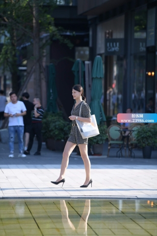 街拍美腿高跟姐姐