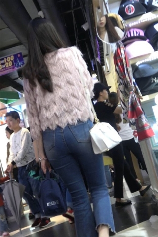 4K - 逛商场跟拍到两位非常极品的紧身蓝牛美女 [618 MB]（视频版）